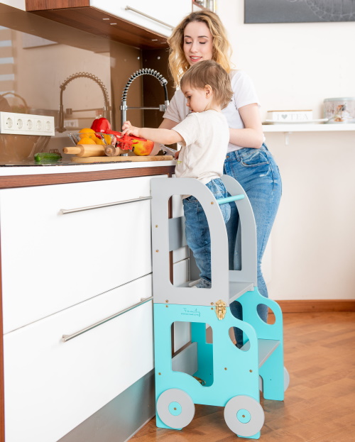 Toddler in Family Learning Tower blau grau