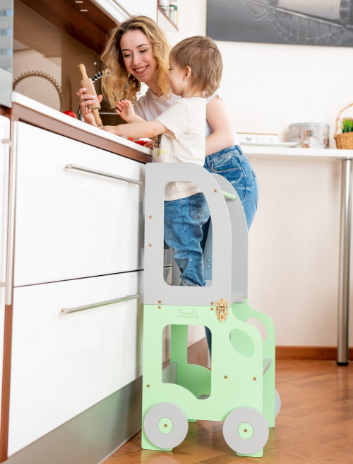 Toddler in Family Learning Tower grün grau