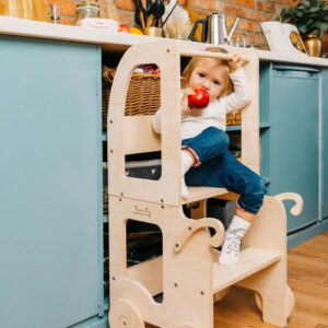 Toddler in Family Learning Tower gewachst