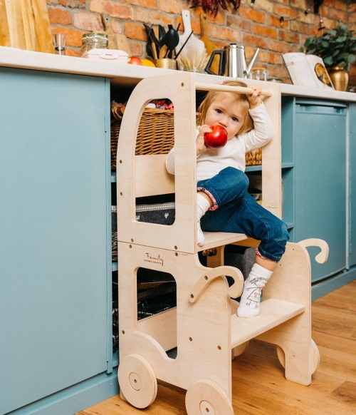 Toddler in Family Learning Tower gewachst